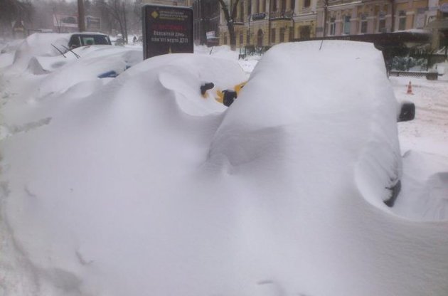 Стоящие на обочинах киевских дорог машины вывезут эвакуаторами