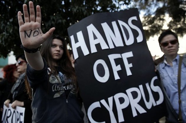 На Кипре тысячи школьников пришли под стены парламента, скандируя "Смерть Меркель!"