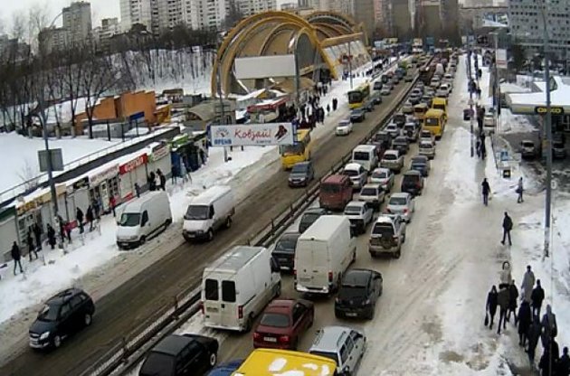 Попов призвал водителей пересесть на общественный транспорт