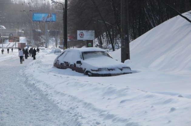 "Киевавтодор" призвал законодательно запретить водителям ездить в непогоду