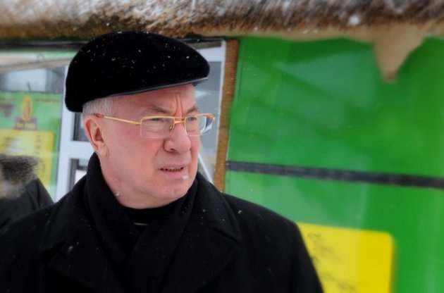 Азаров оцінив на "трієчку" боротьбу зі снігом у Києві