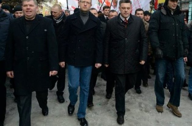Лидеры оппозиции в видеобращении позвали киевлян на митинг за выборы в столице