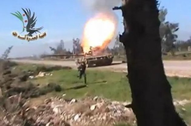 Сирийский повстанец подбил танк, забросив гранату в дуло