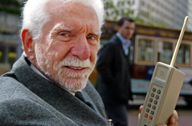 У світі відзначають 40-річний ювілей першого дзвінка по мобільному телефону