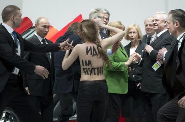 Активистки FEMEN атаковали Путина, выкрикивая в его адрес матерные речевки