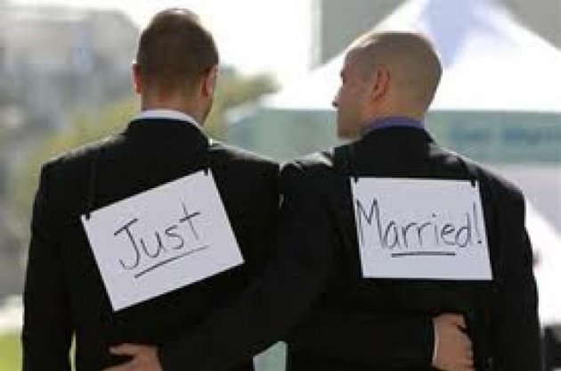 Олланд виконав передвиборчу обіцянку: Франція легалізувала одностатеві шлюби
