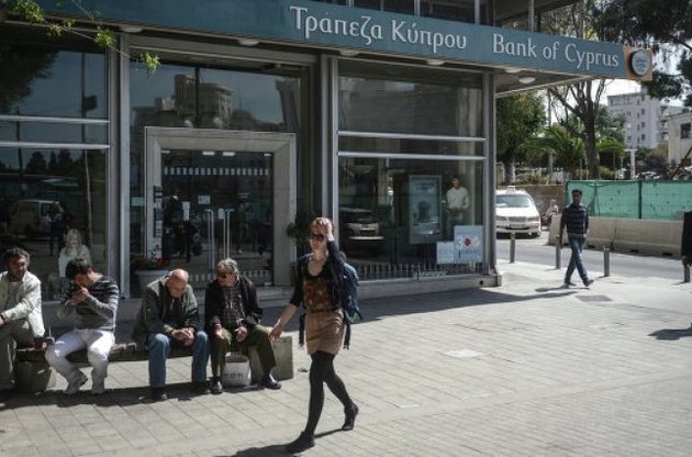 S&P повысило прогноз по рейтингу Кипра до стабильного