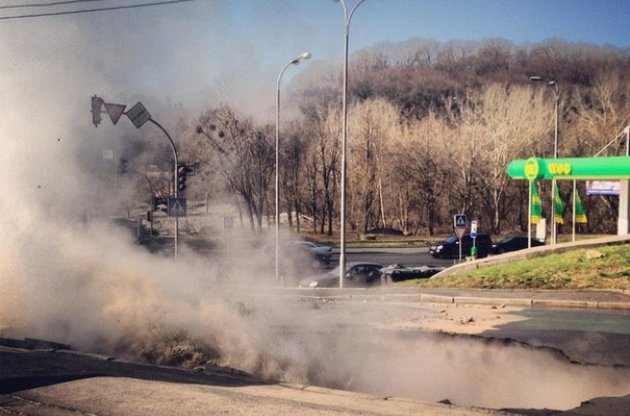 В Киеве в районе прорыва теплосети до 21 апреля перекроют движение транспорта