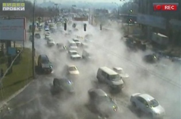 У центрі Києва прорвало теплотрасу: провалився асфальт, вулиці залило окропом
