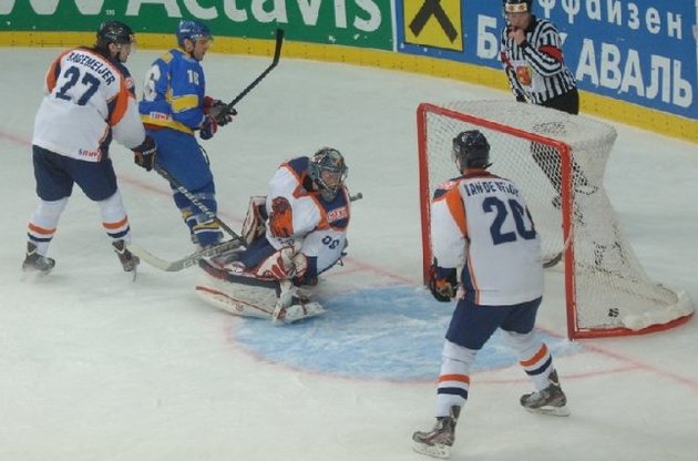 Неудачная игра сборной Украины по хоккею выводит ее конкурента в лидеры чемпионата мира