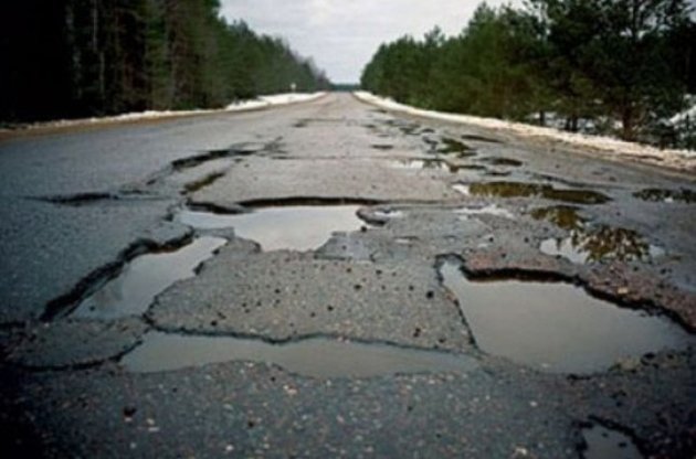 Азаров заподозрил, что выделенные на ремонт дорог средства тратятся неэффективно