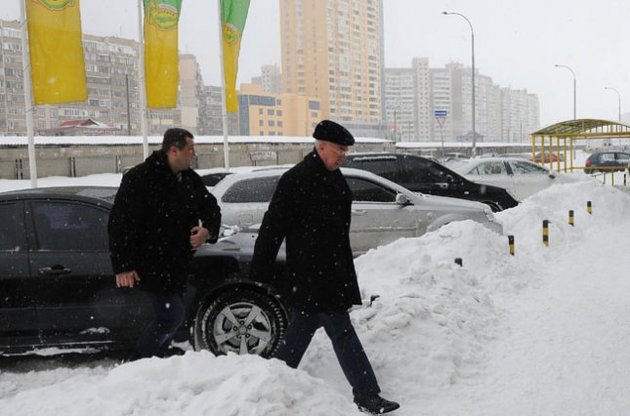 Азаров объявил прошлую зиму "тяжелейшей за столетие"