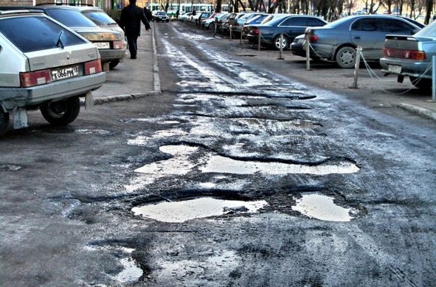 Названы самые разбитые дороги Киева и Украины