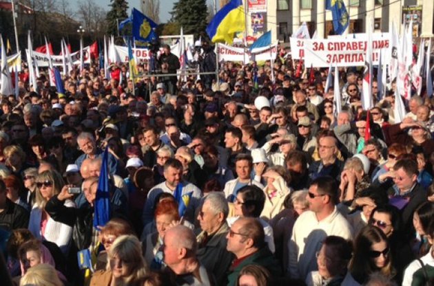 Кличко, Яценюк і Тягнибок зібрали на марш у Чернігові близько 5 тисяч людей