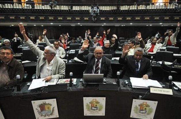 Оппозицию в парламенте Венесуэлы лишили зарплаты и права голоса