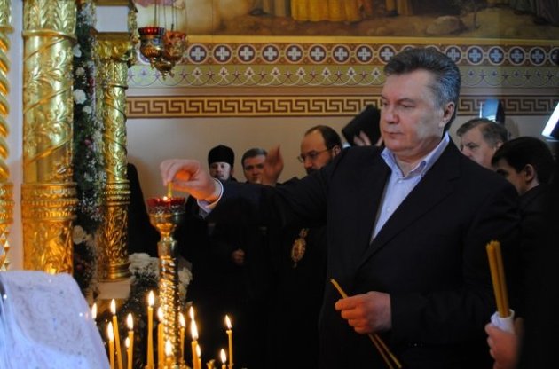 Янукович призвал помолиться о жертвах тоталитаризма