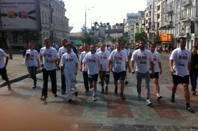 Около 50 оппозиционеров пробежали по Киеву в футболках "Юле - волю!"
