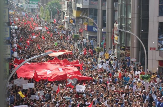 Столкновения в Турции прекратились, но протестующие остаются на улицах