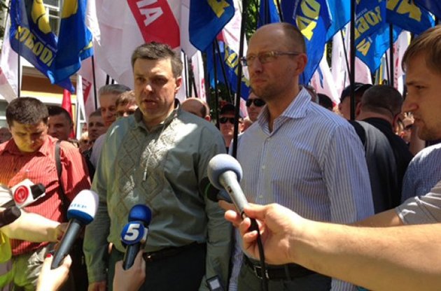 Яценюк и Тягнибок провели оппозицию маршем по Хмельницкому