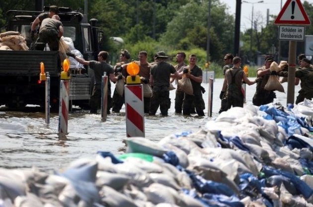 Наводнение в Германии: вода прорвала дамбу у Магдебурга, 23 тысячи человек эвакуировали