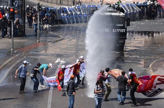 Турецкий спецназ водометами и газом очистил площадь Таксим в Стамбуле от протестующих