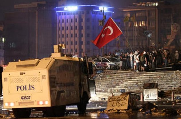 Стамбульская площадь Таксим пережила худшую ночь насилия