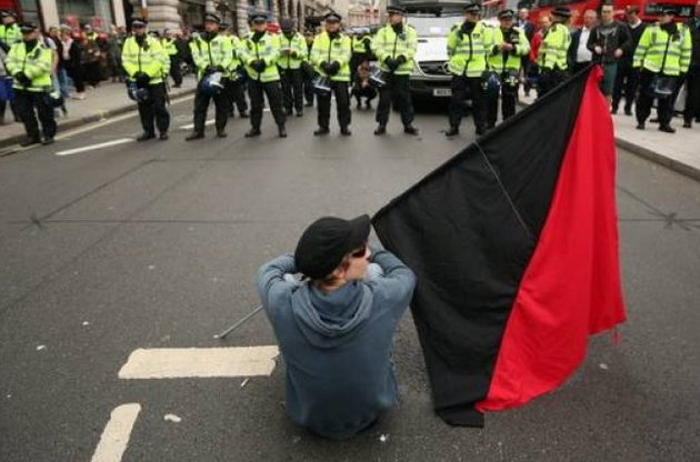 "Карнавал против капитализма" в Лондоне закончился стычками анархистов с полицией