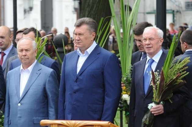 Янукович поздравил украинцев с Троицей, призвав молиться и верить