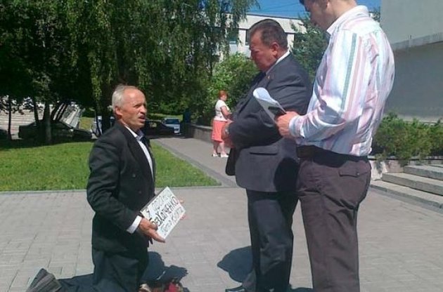 В Ровно ветеран-афганец на коленях просил у главы облсовета жилье