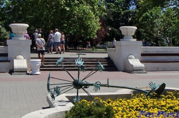 В Севастополе радикалы снесли "символ доброты", подаренный Москвой