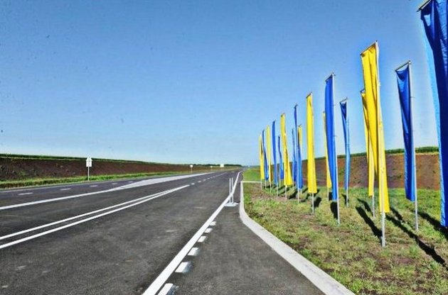 Янукович анонсировал начало тотального строительства дорог в 2014 году