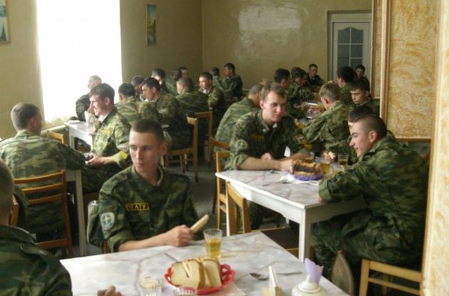 Лебедев пожаловался Януковичу на фирмы, которые кормят солдат