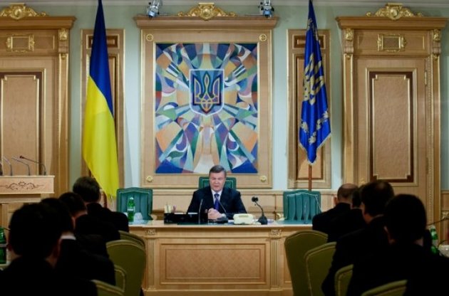 Янукович рекомендовал чиновникам не ждать, когда люди начнут кричать