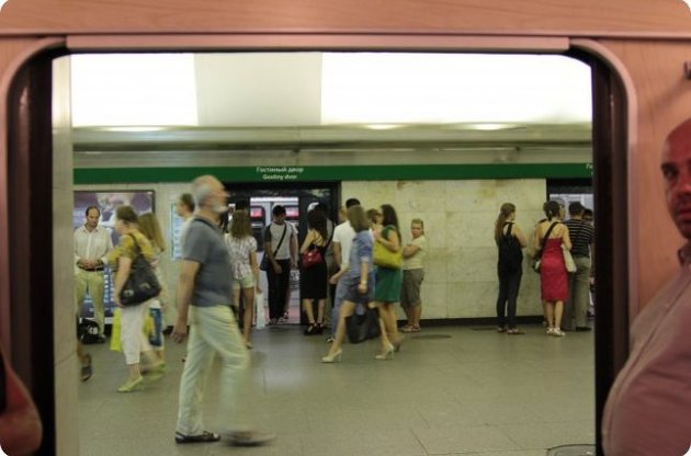В киевском метро установят защитные стены от самоубийц