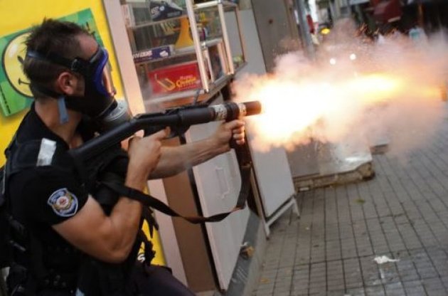 Стамбул: полиция вновь применила газ и водометы для разгона демонстрантов