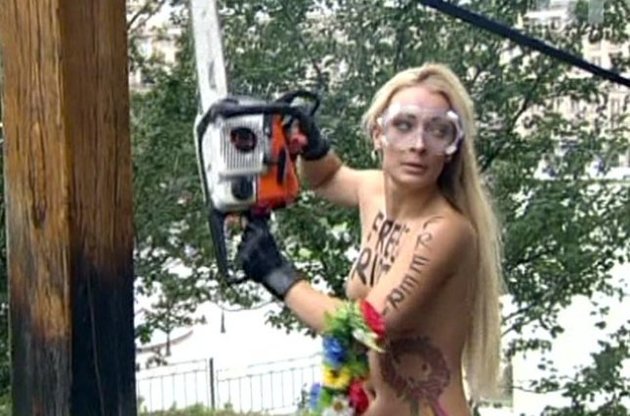 Франция предоставила убежище активистке Femen, спилившей крест в центре Киева