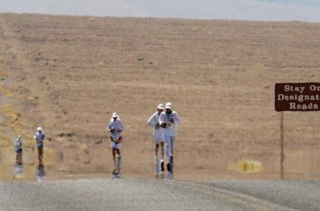 Марафонцы-смельчаки со всего мира пройдут 4-дневное испытание жарой в Долине Смерти