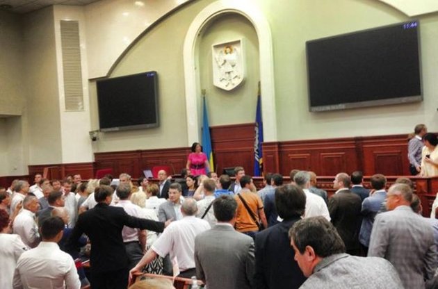Регионалы пригрозили оппозиции лишением мандатов за штурм Киевсовета