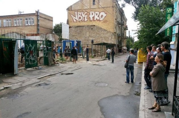 Киевляне захватили незаконное строительство на Десятинном переулке