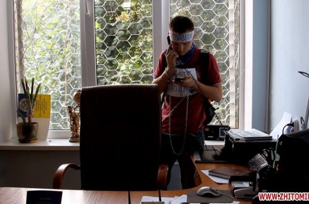 В паспортном столе Житомира активист приковал себя к батарее с требованием выдать загранпаспорт