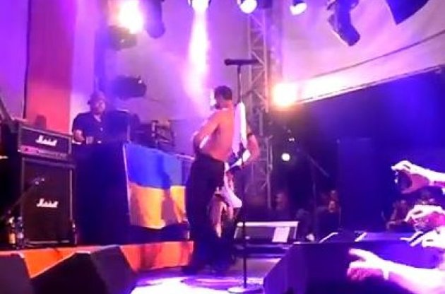 Басист Bloodhоund Gang извинился за инцидент с украинским флагом