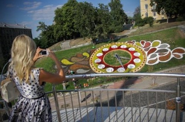 В Киеве появились самые большие цветочные часы