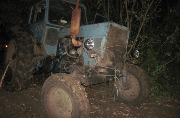 Трое пьяных россиян незаконно въехали в Украину на тракторе
