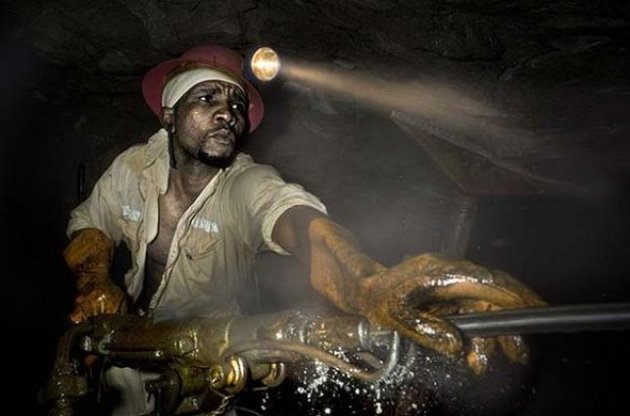 Десятки тысяч рабочих золотодобывающей отрасли ЮАР объявили забастовку