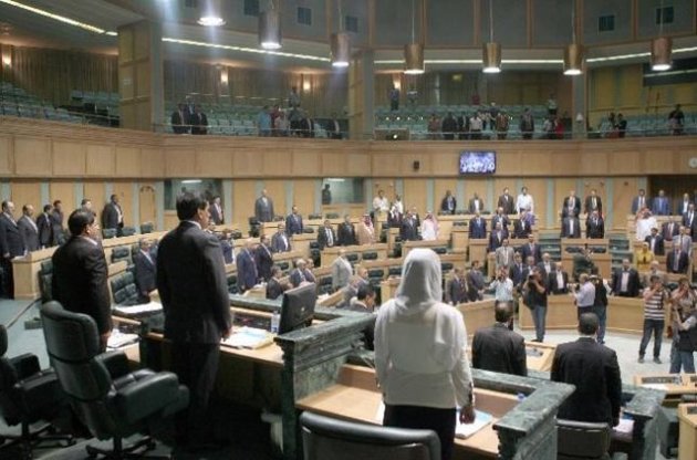 На заседании парламента Иордании депутат открыл огонь по своему коллеге из АК-47