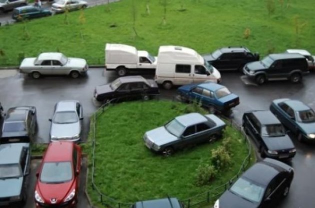 ГАИ предложила сделать платным въезд в центр Киева и обустроить парковки на газонах