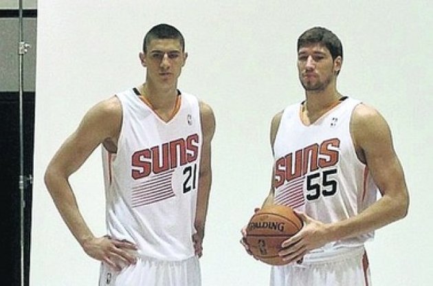 Двох українських баскетболістів у НБА американці прозвали "вежами-близнюками"