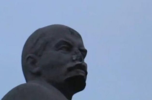 В Днепродзержинске у памятника Ленину отбили нос и подбородок
