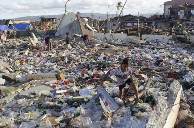 Жертвами супертайфуна на Филиппинах стали десять тысяч человек