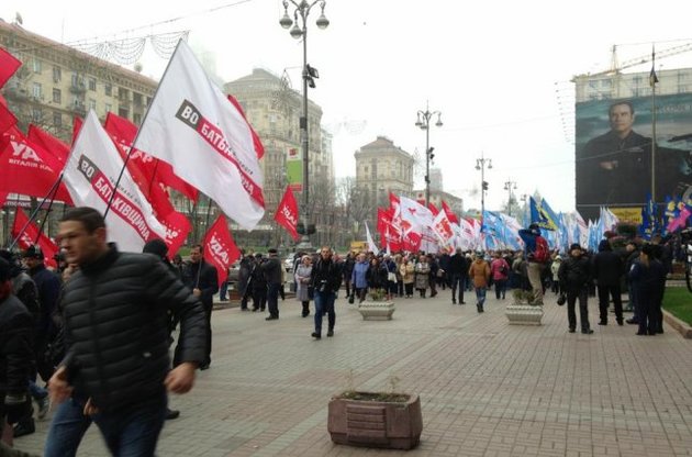Митингующие под Киевсоветом отправились к Раде требовать решить вопрос Тимошенко